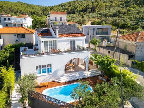 The Three Flowers Pool House - Heating pool