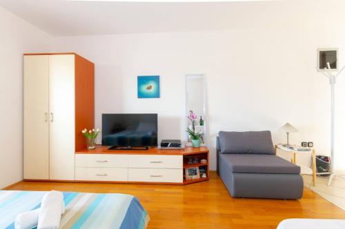 Apartments with parking space Pula - 27690