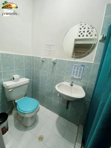 a bathroom with a toilet and a sink and a mirror at Posada Nativa Trinsan Centro in San Andrés