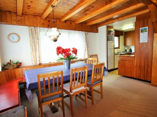 una cucina e una sala da pranzo con tavolo e sedie di Chalet in Crans Montana near Ski Slopes a Randogne