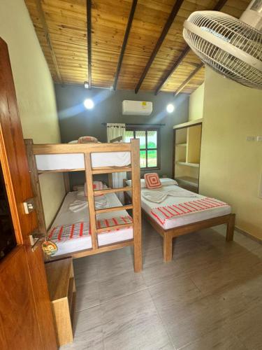 a room with two bunk beds in a house at Cabañas Sol y Mar in San Antero