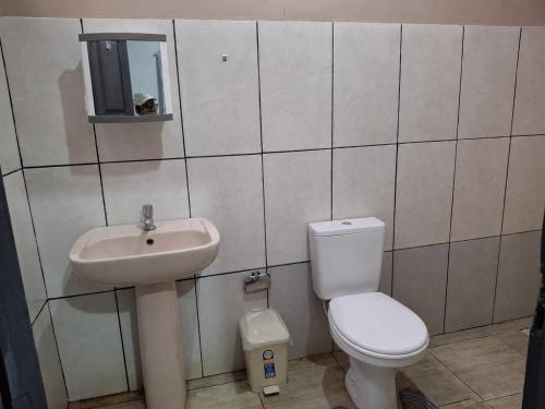 a bathroom with a toilet and a sink at M&A Hospedagem in Cruzeiro do Sul