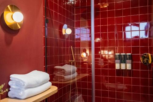 a bathroom with a shower with red tiles at Casa Bamba in Veracruz