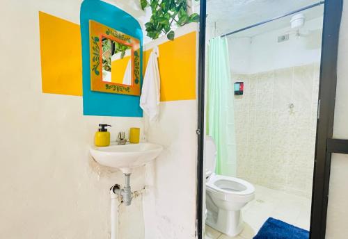 a bathroom with a sink and a toilet at Apto cerca al parque de Jardín in Jardin