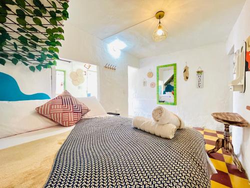 a bedroom with a large bed in a room at Apto cerca al parque de Jardín in Jardin