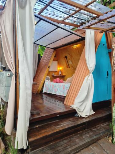 a room with a bed in a house at Mucajá Glamping com charme a poucos passos da Ilha in Alter do Chao