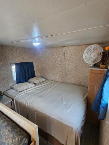 a small bedroom with two beds in a trailer at Casa Rodante Tony 2 in San Felipe