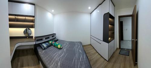 a small room with a bed and a mirror at Moon bay 384 in Ðoan Xá