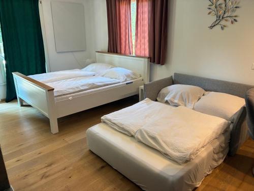 two twin beds in a room with at Auszeit im Grünen in Gailitz