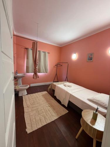 a bedroom with a bed and a toilet and a sink at Imperial in Tamengos