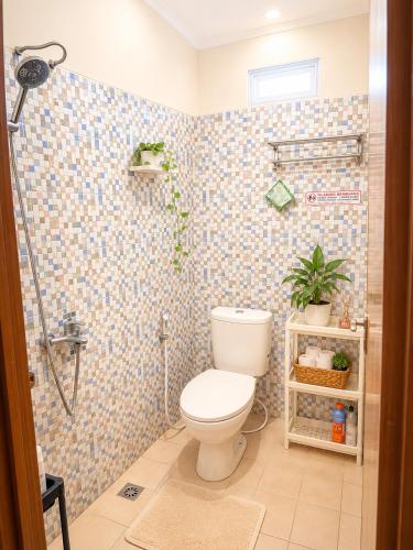 a bathroom with a toilet and a shower at Lamar home in Jakarta