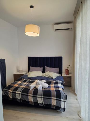 a bedroom with a bed with two stuffed animals on it at Mon jardin secret in La Marsa