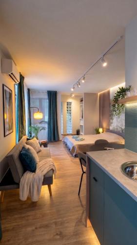 a large room with two beds and a kitchen at Sétány Apartman-és Vendégház in Tiszafüred