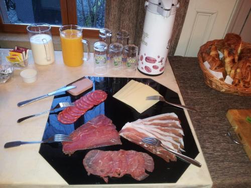 een bord met vlees op tafel bij Les Buissonnets in Saint-Honoré-les-Bains