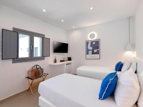 Tatakis Design Hotel With Rooftop Caldera Views