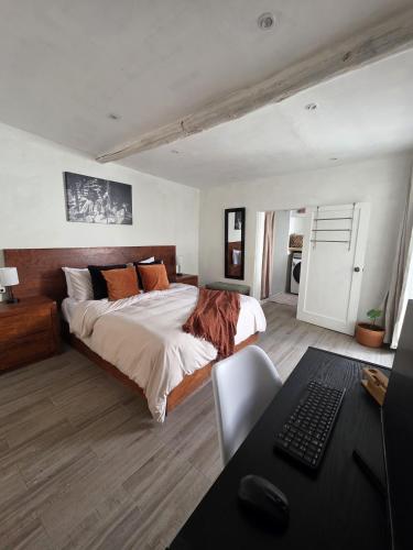 ein Schlafzimmer mit Bett und Schreibtisch mit Laptop in der Unterkunft GARÍ Loft in Chihuahua