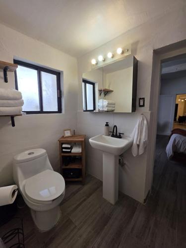ein Badezimmer mit weißer Toilette und Waschbecken in der Unterkunft GARÍ Loft in Chihuahua