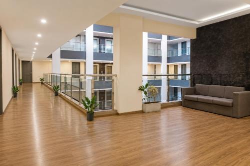 an empty lobby with a couch in a building at Hotel Somani Wakad in Méribel Village