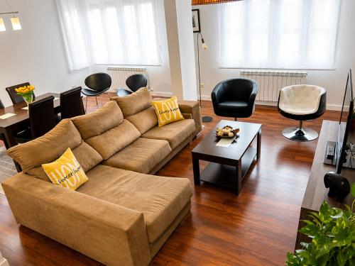 a living room with a couch and a table at Apartamento La Cava in Calahorra