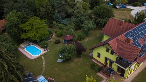 an aerial view of a house with a swimming pool at Mihály Kulcsos Vendeghaz in Őriszentpéter