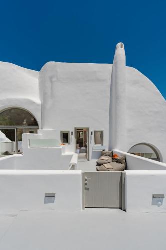 a white house with white walls and ceilings at EG Cave Houses in Éxo Goniá