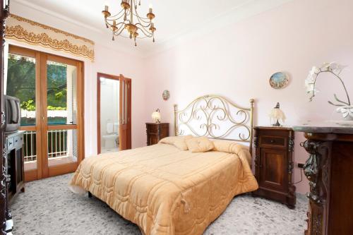 ein Schlafzimmer mit einem Bett, einer Kommode und einem Fenster in der Unterkunft La Polesana in Sorrent