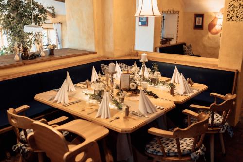 a dining room with a table with napkins on it at Berghotel Zugspitzblick in Zöblen