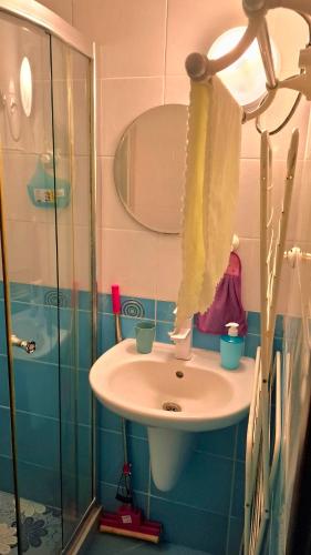 a bathroom with a sink and a shower at Peaceful Retreat at Sunset Resort Complex, Kosharitsa in Kosharitsa