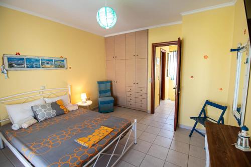 a bedroom with a bed and a chair in it at Villa Ladina in Lygia