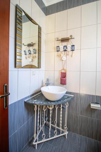 a bathroom with a sink and a mirror at Villa Ladina in Lygia