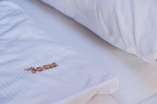 a white shirt with the word roost written on it at Willa Focus in Mielno