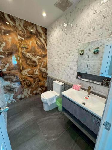 ein Badezimmer mit Waschbecken und Toilette in der Unterkunft Villa996 in Ban Bang Pi