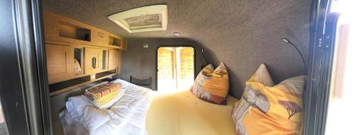 a room with two beds in a tiny house at Gästehaus Kathi Campingplatz Buschcamper in Gyenesdiás