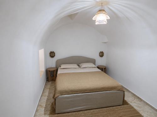 a bedroom with a bed in a white wall at Kalelarga in Betina