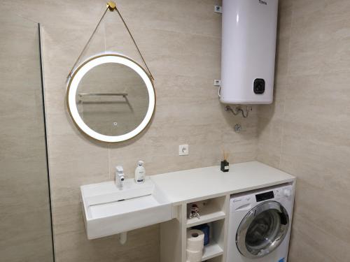 a bathroom with a sink and a washing machine at Kalelarga in Betina