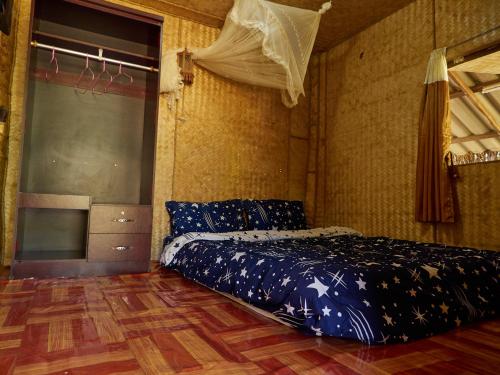 1 dormitorio con 1 cama y suelo de madera en Doo-Dao-Doi Farm & Stay, en Chiang Dao
