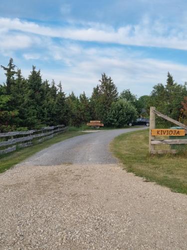 a dirt road with a bench on the side at Kivipalu kämping in Allika