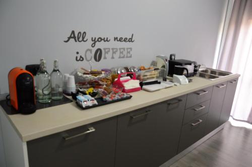 eine Küche mit einer Theke, auf der Speisen und Getränke abgestellt sind in der Unterkunft Iris Inn in Salerno