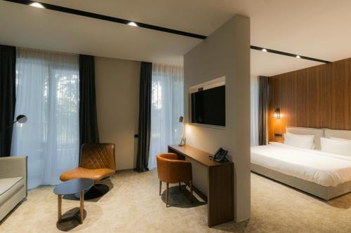 ein Hotelzimmer mit Bett und Schreibtisch in der Unterkunft Hotel Meteo Kakheti in Telawi
