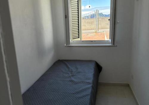 ein kleines Zimmer mit einem Bett und einem Fenster in der Unterkunft Agenzia Arcipelago Gary 2 in Ponza