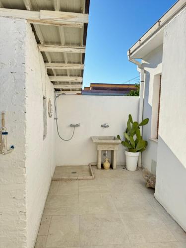 a patio with a bench and a table in a building at La casetta sul mare in Ortona