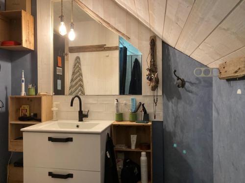 a kitchen with a sink and a counter top at Le Loft de l'auberge du Lac Noir in Saint-Cernin-de-Larche