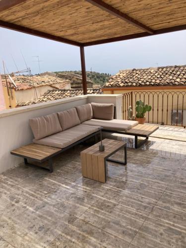 a living room with a couch and a table at Casa Fioraliso in Noto