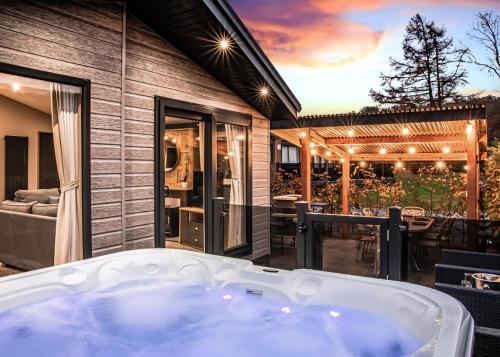 a bath tub sitting outside of a house at Beautiful Home In Bala, Gwynedd W in Bala