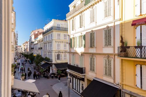 Centrally located modern 2 Bed apartment in Cannes with aircon and high ceilings and modern design 696