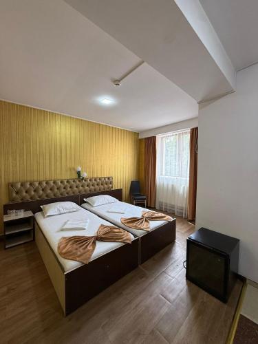a bedroom with a large bed in a room at Asia Hotel in Târgu Jiu