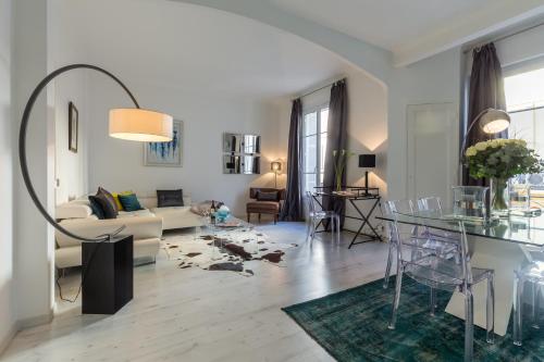 カンヌにあるCentrally located modern 2 Bed apartment in Cannes with aircon and high ceilings and modern design 696のリビングルーム(ソファ、テーブル付)