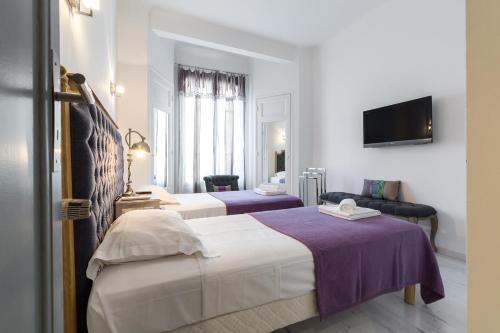 Centrally located modern 2 Bed apartment in Cannes with aircon and high ceilings and modern design 696