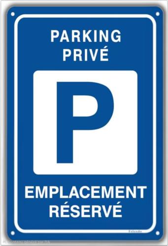 a parking sign with the words parking private and employment reversal at Villa L'Hyliadenna avec jardin - parking privé - au cœur du Village Naturiste, NaturaBeach Héliopolis - Plage à pied in Cap d'Agde