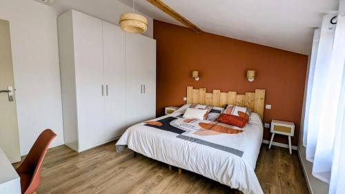 a bedroom with a large bed with white cabinets at Appartement in Lorp Sentaraille